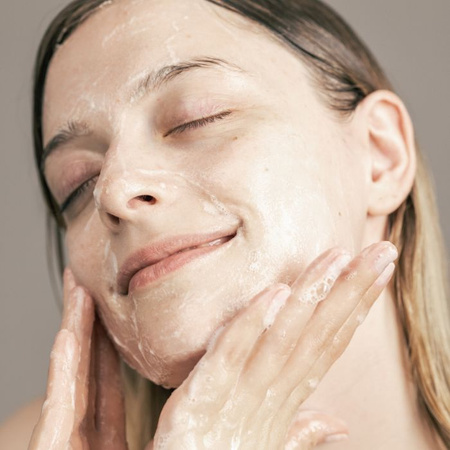 Nawilżająca dermoemulsja do mycia twarzy z glukonolaktonem, ektoiną i kompleksem mikrobiotycznym