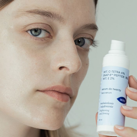Napinająco-rozświetlające serum do twarzy z ultrastabilną Witaminą C TETRA 6%, neuropeptydem SNAP 8™ Peptide 5% i Witaminą E 2%