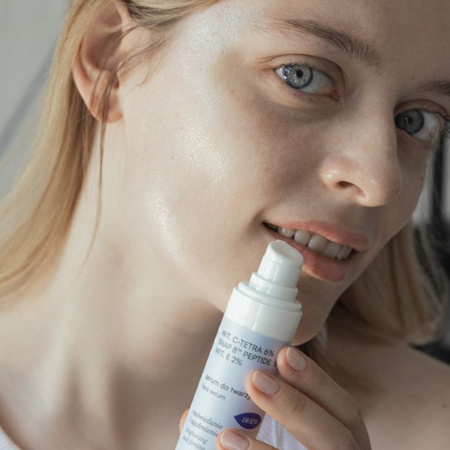 Napinająco-rozświetlające serum do twarzy z ultrastabilną Witaminą C TETRA 6%, neuropeptydem SNAP 8™ Peptide 5% i Witaminą E 2%