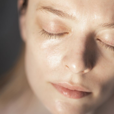 Saszetka - Napinająco-rozświetlające serum do twarzy z ultrastabilną Witaminą C TETRA 6%, neuropeptydem SNAP 8™ Peptide 5% i Witaminą E 2%